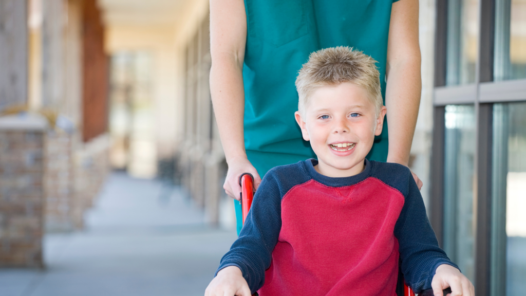 Enfant handicapé accompagné d'une femme accompagnant educatif et social