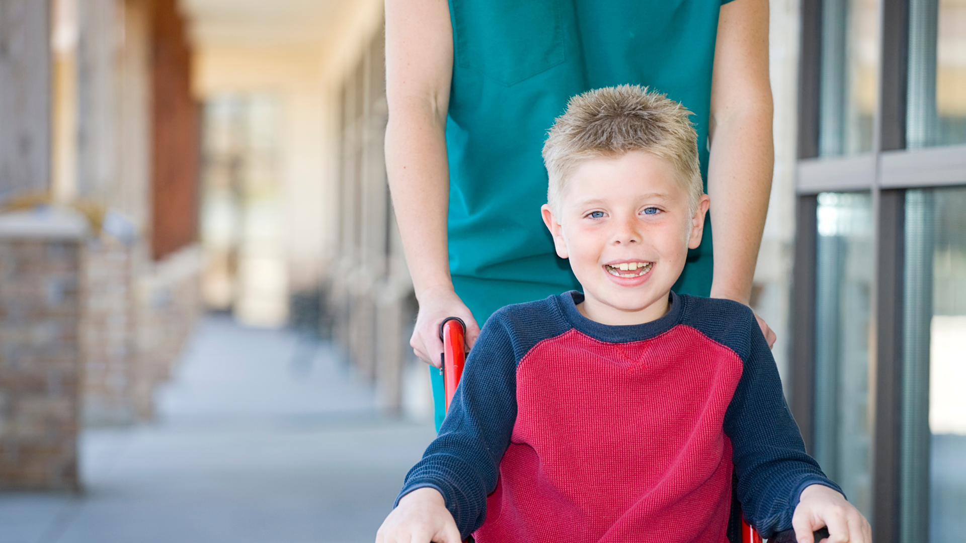 Enfant handicapé accompagné d'une femme accompagnant educatif et social
