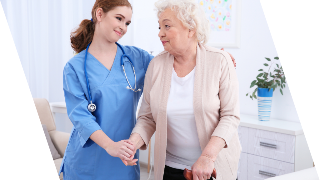 Femme agée accompagnée d'une aide soignante